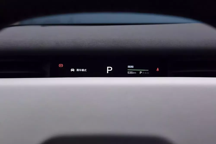 Thoạt nhìn bên trong có vẻ như chỉ có một màn hình giải trí lớn gắn trên bảng điều khiển để cung cấp thông tin. Tuy nhiên, vẫn còn một bảng điều khiển nhỏ được nhúng xung quanh các lỗ thông hơi và có màn hình hiển thị trên kính chắn gió. Voyah Zhiyin có cửa không khung và ghế hay rất nhiều chi tiết được bọc da trông rất sang trọng.