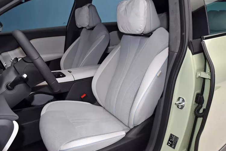 Đáng chú ý là có đèn xuyên suốt ở cả phía trước và phía sau. Ở phía trước, những đèn này tích hợp với logo Voyah. Kỳ lạ thay, bánh sau có viền đen xung quanh, trong khi bánh trước thì không. Ngoài ra còn có một chi tiết giống vây cá mập đáng chú ý cắt vào trụ D.