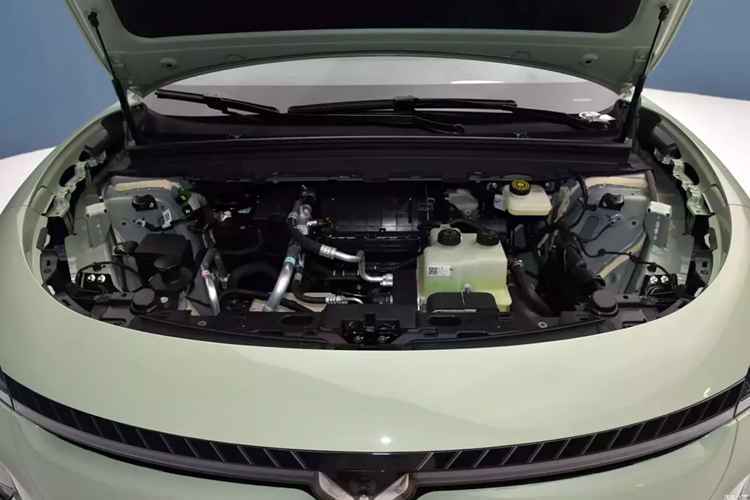 Về sức mạnh, Voyah Zhiyin được trang bị động cơ điện thuần Lanhai thế hệ mới nhất và được trang bị hệ thống truyền động điện 800V. Chiếc SUV điện Voyah Zhiyin sẽ có phiên bản dẫn động hai bánh và bốn bánh. Dung lượng pin của phiên bản dẫn động 4 bánh là 76,9 kWh/77,3 kWh