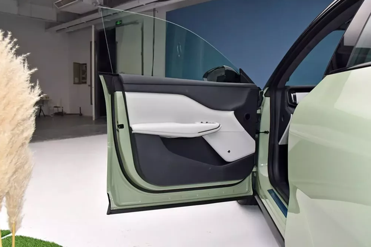 SUV điện Voyah Zhiyin có kích thước bao gồm chiều dài, chiều rộng và chiều cao lần lượt sẽ là 4.725 mm, 1.900 mm và 1.636 mm và chiều dài cơ sở là 2.900 mm. Trọng lượng không tải của các phiên bản xe Voyah Zhiyin sẽ là 2.099, 2.145 và 2.227 kg.