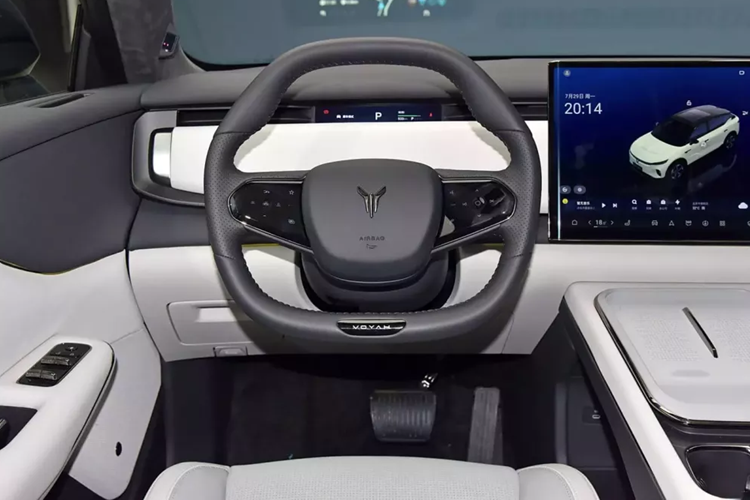 Người ta tin rằng chiếc xe được trang bị buồng lái thông minh và hệ thống lái thông minh của Huawei. Có hộc đựng đồ rộng rãi dưới tựa tay trung tâm. Vô lăng xe 2 chấu, thiết kế rất đẹp, tất cả các ghế ngồi đều có gối tựa đầu, bảng điều khiển trung tâm có 2 chỗ để sạc điện thoại không dây, ngăn đựng cốc, bệ tỳ tay với khoảng trống chứa đồ khá tốt.