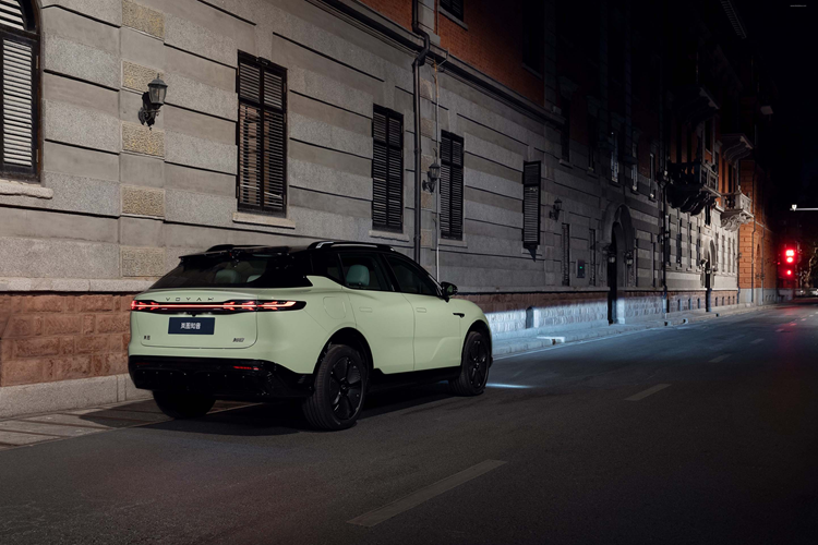 Ngoài ra còn có một phiên bản pin khác, được trang bị bộ pin lithium ba cấp do CATL cung cấp. Dung lượng pin lần lượt là 78,7 kWh và 108,7 kWh. Phạm vi di chuyển lần lượt của xe Voyah Zhiyin là 650 km và 901 km. Ngoài ra, mẫu xe mới cũng sẽ được trang bị công nghệ tăng áp 5C, có thể sạc lại quãng đường lên tới 515 km trong 15 phút.