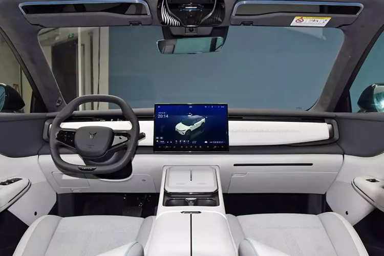 Chỉ có sẵn dưới dạng EV, Voyah Zhiyin dựa trên Kiến trúc an toàn thông minh điện tử (ESSA) của Dongfeng và sẽ được trang bị thế hệ mới của “Lanhai Power-BEV”. Đây là mẫu xe thứ tư của thương hiệu Voyah và tiếp tục với thiết kế theo phong cách gia đình.