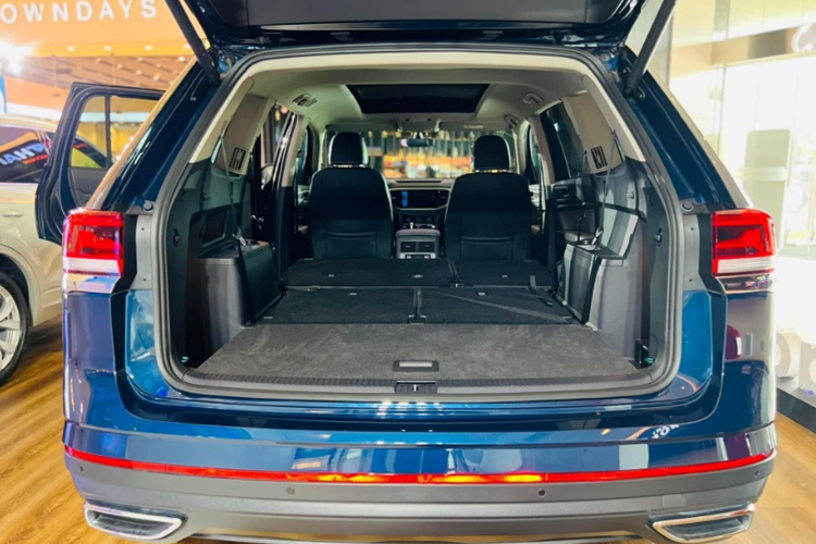 Về trang bị an toàn, xe sở hữu các tính năng hỗ trợ lái như: camera lùi, hệ thống cân bằng điện tử, hệ thống kiểm soát cự ly đỗ xe, khóa vi sai điện tử, kiểm soát lực kéo, hệ thống chống trượt khi tăng tốc, kiểm soát hành trình, hỗ trợ khởi hành ngang dốc, hỗ trợ đổ đèo, phanh hỗ trợ đỗ xe và 6 túi khí.