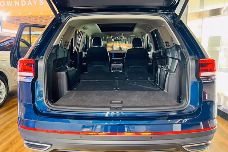 Về trang bị an toàn, xe sở hữu các tính năng hỗ trợ lái như: camera lùi, hệ thống cân bằng điện tử, hệ thống kiểm soát cự ly đỗ xe, khóa vi sai điện tử, kiểm soát lực kéo, hệ thống chống trượt khi tăng tốc, kiểm soát hành trình, hỗ trợ khởi hành ngang dốc, hỗ trợ đổ đèo, phanh hỗ trợ đỗ xe và 6 túi khí.