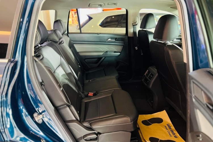 Volkswagen Teramont gây ấn tượng với thiết kế hiện đại cùng hàng loạt trang bị công nghệ tiên tiến như: bảng đồng hồ kỹ thuật số điện 12,3 inch, màn hình cảm ứng cỡ lớn hỗ trợ kết nối Apple CarPlay/Android Auto để sử dụng trợ lý tiếng Việt Kiki, điều hòa tự động 3 vùng, cửa sổ trời toàn cảnh, sạc điện thoại không dây, đèn viền nội thất…