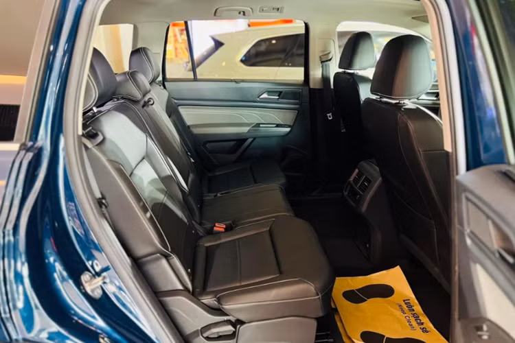 Volkswagen Teramont gây ấn tượng với thiết kế hiện đại cùng hàng loạt trang bị công nghệ tiên tiến như: bảng đồng hồ kỹ thuật số điện 12,3 inch, màn hình cảm ứng cỡ lớn hỗ trợ kết nối Apple CarPlay/Android Auto để sử dụng trợ lý tiếng Việt Kiki, điều hòa tự động 3 vùng, cửa sổ trời toàn cảnh, sạc điện thoại không dây, đèn viền nội thất…