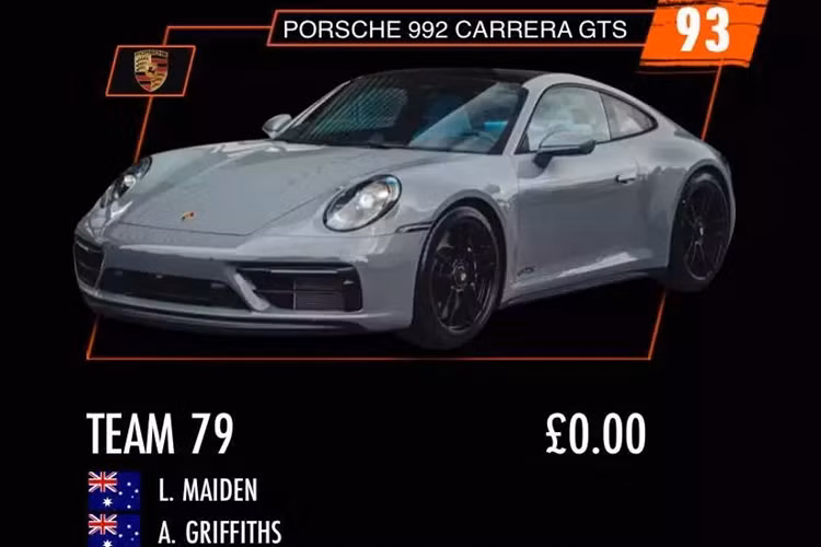 Đáng tiếc Porsche chỉ nghĩ ra duy nhất hộp số tự động PDK 7 cấp cho siêu xe đua đường phố 911 GT3 RS thế hệ 992 của mình thay vì thêm trang bị số sàn, đã làm trên xe đua đường phố Porsche 911 GT3 992 khiến Qua Vũ phải mua đến 2 xe khác nhau và chỉ lái xe số sàn ra đường. Porsche 911 GT3 RS 2023 chỉ mất thời gian 3,2 giây để tăng tốc từ vị trí xuất phát đến 100 km/h trước khi đạt tốc độ tối đa là 296 km/h