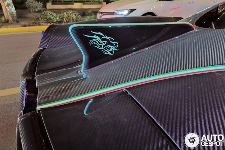 Nội thất của Pagani Huayra Dinastia Yazi cũng sở hữu phối màu xanh Turquoise và đen, đi kèm các chất liệu cao cấp như Alcantara và sợi carbon.