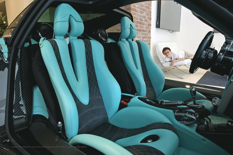 Ngoại thất của siêu xe này được trang bị gói khí động học Pacchetto Tempesta. Kẹp phanh, các đường viền và họa tiết rồng có màu xanh Turquoise.