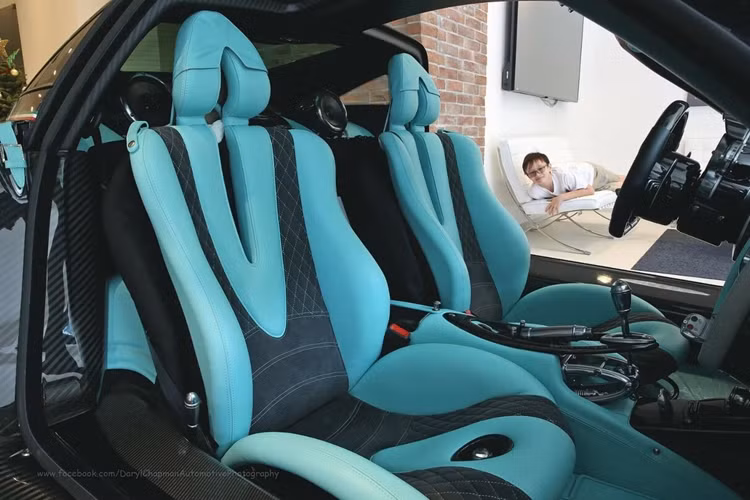 Ngoại thất của siêu xe này được trang bị gói khí động học Pacchetto Tempesta. Kẹp phanh, các đường viền và họa tiết rồng có màu xanh Turquoise.