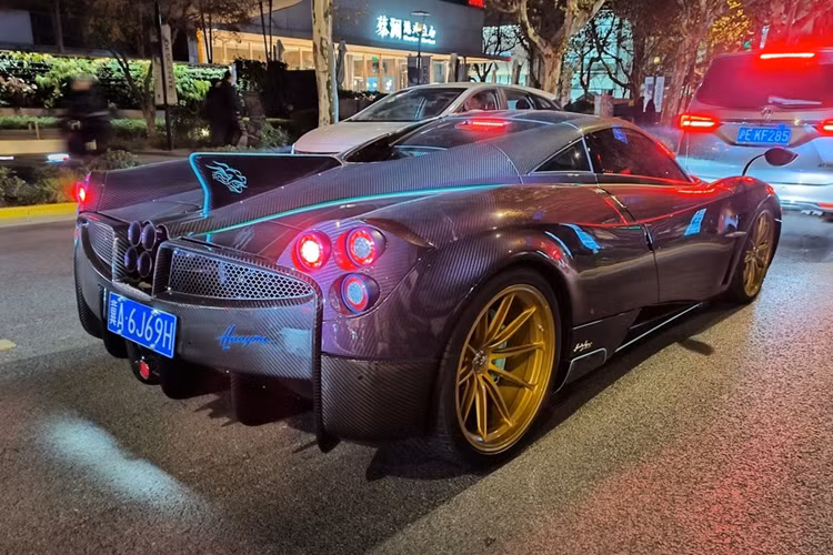 Lấy cảm hứng từ truyền thuyết "Long Sinh Cửu Tử", chỉ có 3 chiếc Pagani Huayra Dinastia đời 2015 được sản xuất dành riêng cho các khách hàng tại Trung Quốc. Số 3 trong tiếng Trung được phát âm giống từ "sheng" (sinh ra) mang đến sự may mắn cho chủ sở hữu.