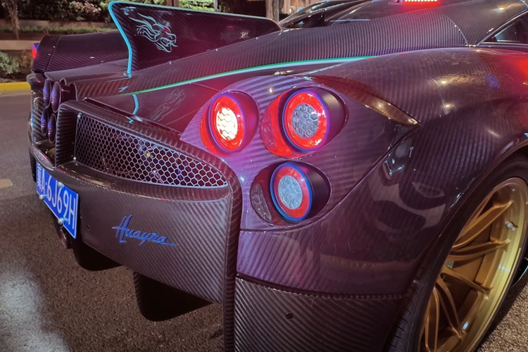 Pagani Huayra Dinastia vẫn được trang bị khối động cơ V12 twin-turbo 6.0L của AMG, công suất 740 mã lực và mô-men xoắn 1.000 Nm.