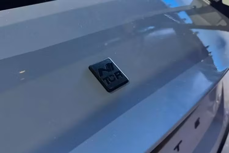 Nó được trang bị động cơ bốn xi-lanh 2.0 lít tăng áp giống như trên Elantra N tiêu chuẩn, sản sinh công suất 276 mã lực hoặc 286 mã lực với bộ tăng áp “N Grin Shift” có tên gọi tinh quái của Hyundai, cùng với mô-men xoắn 289 lb-ft.