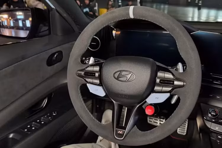 Chi tiết này trên Hyundai Elantra N TCR Edition được đặt tên là Carbon Swan Neck Spoiler, một cánh khí động học có thể điều chỉnh được thiết kế để tăng lực ép xuống ở tốc độ cao, hứa hẹn sẽ giữ cho đuôi xe ổn định cho những người thực sự đưa xe của họ vào đường đua.