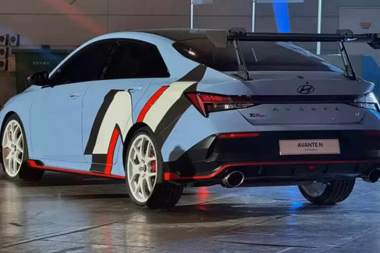 Các nâng cấp của nó, mặc dù có chức năng, nhưng không đáng kể và nhiều thứ mới có thể dễ dàng được sao chép bằng các bộ phận chính hãng có sẵn, hoặc 1 bên thứ 3 có khi thiết kế còn đẹp mắt, tinh quái hơn.