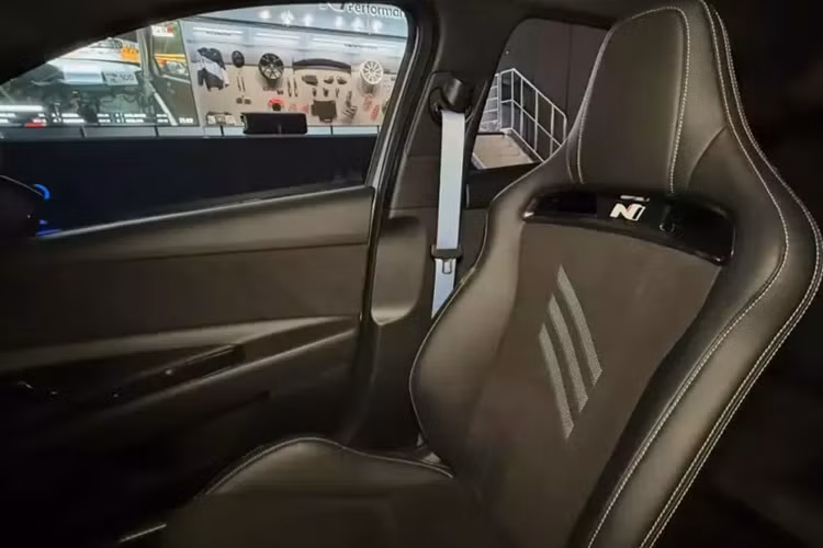 Những cải tiến khác bao gồm bánh xe N TCR rèn 19 inch nhẹ, giúp giảm trọng lượng không treo để xử lý sắc nét hơn và phanh monoblock N Performance nâng cấp với kẹp phanh bốn piston để cải thiện lực dừng. Các mẫu xe Hàn Quốc cũng sẽ nhận được decal TCR Edition độc quyền, không có ở nơi khác.