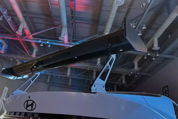 Được đặt tên là Hyundai Elantra N TCR Edition, nó được quảng cáo như một bức thư tình gửi đến những người đam mê một chiếc xe đường đua có thể chạy trên phố, và tất nhiên, điểm nhấn của nó, một dấu ấn đã được niêm phong từ lâu trên các xe đua bằng trang bị một cánh gió sau khổng lồ.