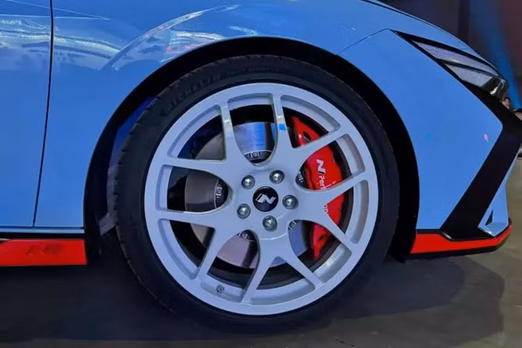 Sự hấp dẫn của Hyundai Elantra N hiệu năng cao đã tạo dựng được tên tuổi trong phân khúc xe sedan nhỏ gọn vốn tẻ nhạt, đó chính là kết hợp động cơ tăng áp 286 mã lực mạnh mẽ, khả năng xử lý sắc nét và tùy chọn hộp số sàn, tất cả đều có giá khởi điểm hợp lý là 34.000 đô la.