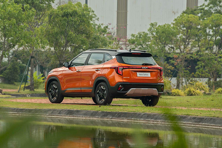 Nếu thông tin trên là thật thì giá xe Kia Seltos 2024 phiên bản nâng cấp này còn thấp hơn cả đời cũ, hiện đang có giá khởi điểm từ 604 triệu đồng. Hiện nhiều đại lý đã nhận đặt cọc xe và hứa hẹn sẽ bàn giao trong tháng 4 tới.