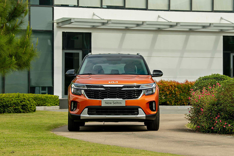 Ở phiên bản tiêu chuẩn, xe có 2 túi khí trong khi các bản cao cấp hơn được trang bị tới 6 túi khí. Khi bán ra thị trường, Seltos 2024 sẽ cạnh tranh với các đối thủ trong phân khúc SUV cỡ B như Hyundai Creta, Toyota Yaris Cross, Mitsubishi Xforce...