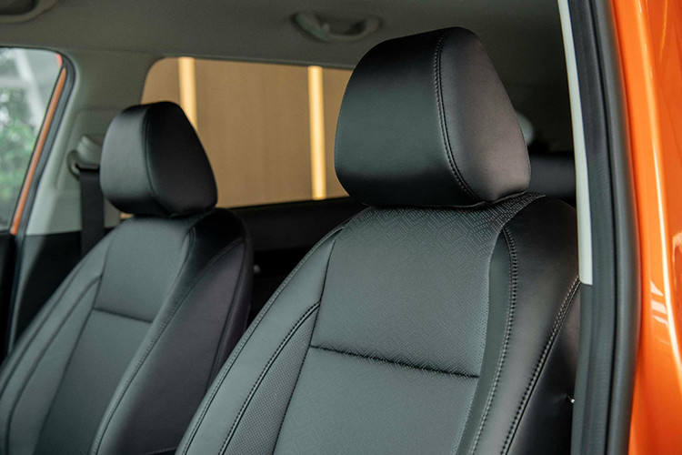 Các trang bị tiêu chuẩn khác bao gồm ghế bọc da hoặc nỉ, hệ thống âm thanh 6 loa, điều hòa tự động, phanh tay điện tử và Auto Hold. Cần số của xe không phải loại núm xoay giống ở thị trường Hàn Quốc.