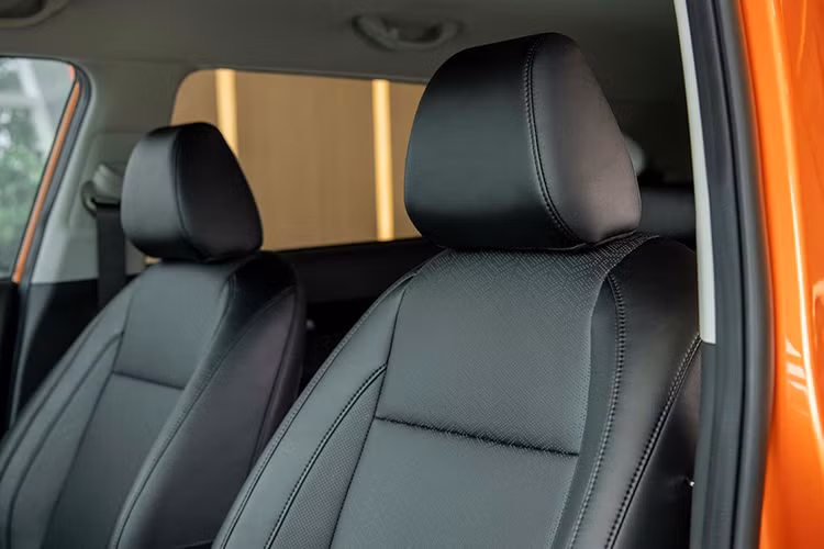 Các trang bị tiêu chuẩn khác bao gồm ghế bọc da hoặc nỉ, hệ thống âm thanh 6 loa, điều hòa tự động, phanh tay điện tử và Auto Hold. Cần số của xe không phải loại núm xoay giống ở thị trường Hàn Quốc.