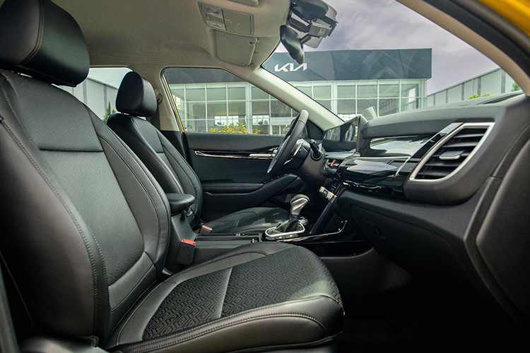 Về nội thất, Kia Seltos 2024 sở hữu không gian khoang lái hiện đại với điểm nhấn là cụm màn hình cong mới trên mặt táp-lô, tích hợp bảng đồng hồ kỹ thuật số 10,25 inch và màn hình cảm ứng trung tâm 10,25 inch.