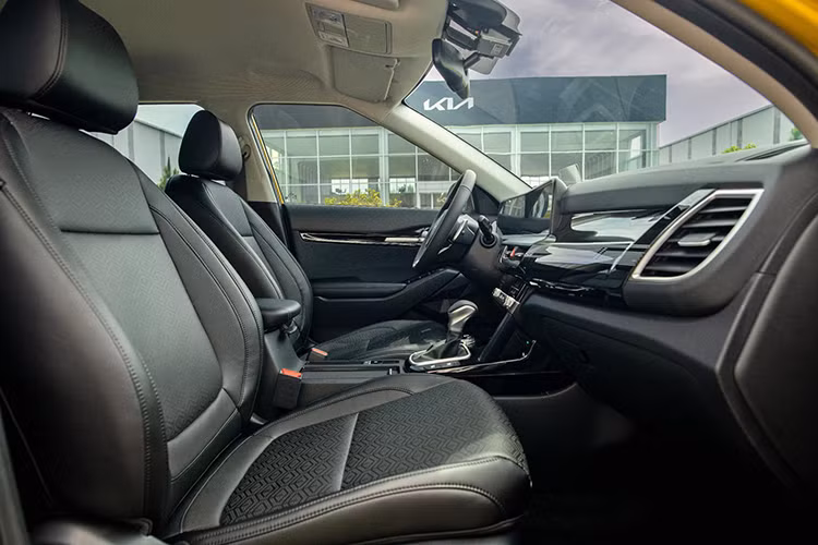 Về nội thất, Kia Seltos 2024 sở hữu không gian khoang lái hiện đại với điểm nhấn là cụm màn hình cong mới trên mặt táp-lô, tích hợp bảng đồng hồ kỹ thuật số 10,25 inch và màn hình cảm ứng trung tâm 10,25 inch.