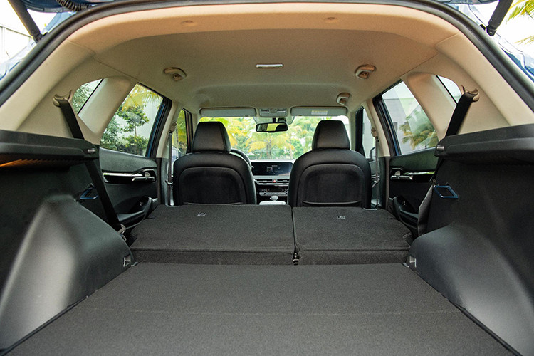 Cung cấp sức mạnh cho Kia Seltos 2024 là hai tùy chọn động cơ gồm máy 1.5L hút khí tự nhiên và 1.5L tăng áp. Máy 1.5L hút khí tự nhiên cho công suất 113 mã lực tại 6.300 v/ph và mô-men xoắn 144 Nm tại 4.500 v/ph. Động cơ đi cùng hộp số tự động vô cấp CVT.