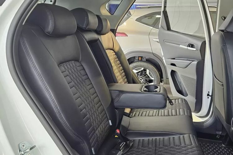 Ở cả 3 phiên bản, xe đều dùng mâm đúc 16 inch với thiết kế đa chấu, vừa phay xước vừa sơn màu đen bóng. Tương tự đầu xe, khu vực phía sau cũng được thiết kế khỏe khoắn và hiện đại hơn với cụm đèn hậu sắc sảo.