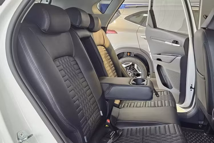 Ở cả 3 phiên bản, xe đều dùng mâm đúc 16 inch với thiết kế đa chấu, vừa phay xước vừa sơn màu đen bóng. Tương tự đầu xe, khu vực phía sau cũng được thiết kế khỏe khoắn và hiện đại hơn với cụm đèn hậu sắc sảo.