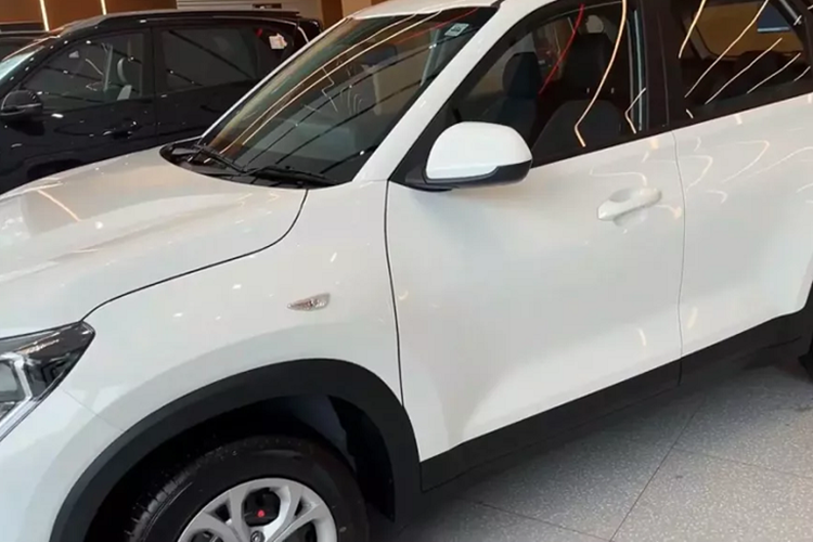 Động cơ đi với hộp số tự động biến thiên vô cấp giả lập 8 cấp số. Trong khi đó, tùy chọn hộp số sàn 6 cấp đã bị loại bỏ. Xe có 3 chế độ lái là Normal/Eco/Sport và 3 chế độ địa hình Snow/Mud/Sand.