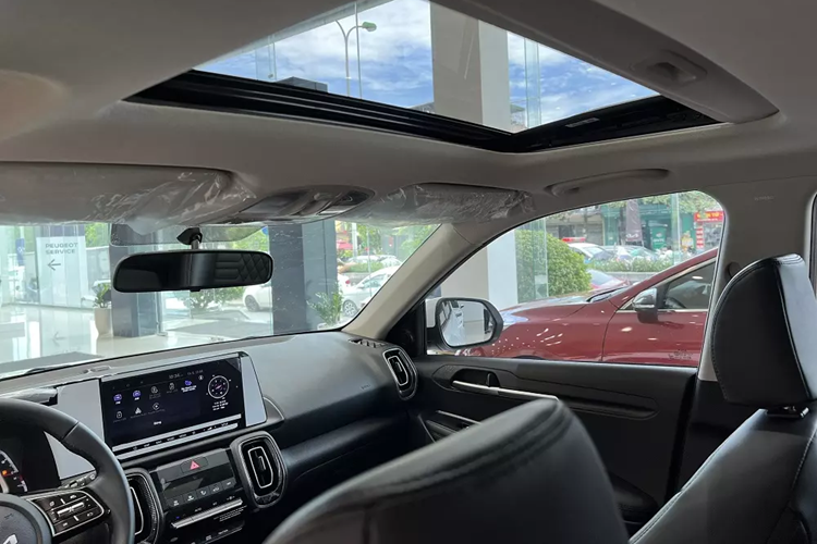 Xe sở hữu ghế lái chỉnh điện và hàng ghế sau đi kèm cửa gió điều hòa, cổng sạc USB, tựa tay trung tâm có ngăn để ly. Khoang hành lý của xe có thể tích tiêu chuẩn là 392 lít. Hàng ghế sau có thể gập 60:40 để tăng thể tích khoang hành lý.