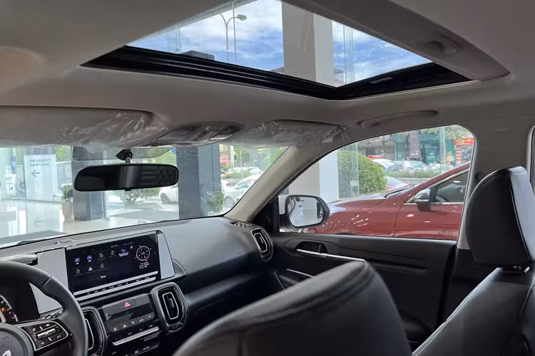 Xe sở hữu ghế lái chỉnh điện và hàng ghế sau đi kèm cửa gió điều hòa, cổng sạc USB, tựa tay trung tâm có ngăn để ly. Khoang hành lý của xe có thể tích tiêu chuẩn là 392 lít. Hàng ghế sau có thể gập 60:40 để tăng thể tích khoang hành lý.