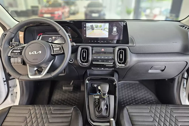 Dễ thấy nhất là lưới tản nhiệt hình mũi hổ cách điệu đan xen họa tiết hình sóng và mở rộng theo phương ngang. Cản trước của Kia Sonet 2024 cũng được cải tiến, kết hợp với ốp cản sơn bạc và họa tiết lưới đen tương phản.