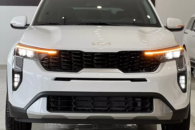 Ở phiên bản mới, Sonet được áp dụng ngôn ngữ thiết kế Opposites United quen thuộc của thương hiệu Kia. Do đó, xe mang trên mình thiết kế góc cạnh và cứng cáp hơn. Là phiên bản nâng cấp giữa vòng đời nên Kia Sonet 2024 chỉ được cải tiến ở một số chi tiết ngoại thất.