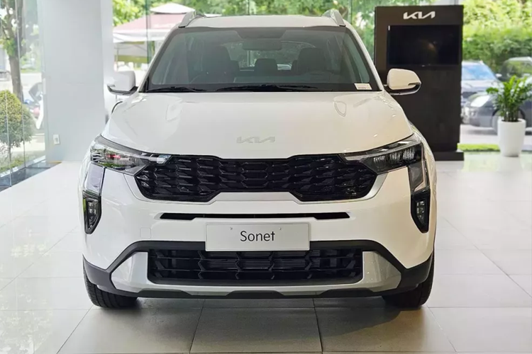 Như thông tin đã đưa, Kia Sonet 2024 tại Việt Nam chỉ có 3 phiên bản, bao gồm 1.5 Deluxe, 1.5 Luxury và 1.5 Premium. Trong khi đó, bản 1.5 Deluxe MT tiêu chuẩn cũ đã bị cắt bỏ. Đáng tiếc là hiện giá bán Kia Sonet 2024 vẫn chưa được công bố.