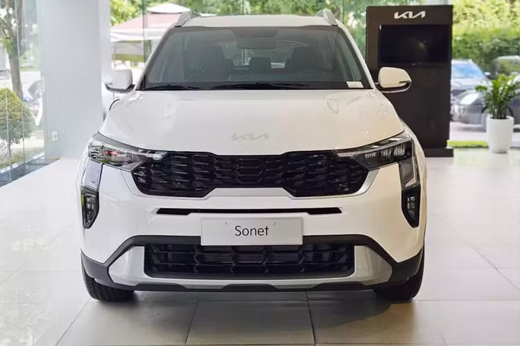 Như thông tin đã đưa, Kia Sonet 2024 tại Việt Nam chỉ có 3 phiên bản, bao gồm 1.5 Deluxe, 1.5 Luxury và 1.5 Premium. Trong khi đó, bản 1.5 Deluxe MT tiêu chuẩn cũ đã bị cắt bỏ. Đáng tiếc là hiện giá bán Kia Sonet 2024 vẫn chưa được công bố.