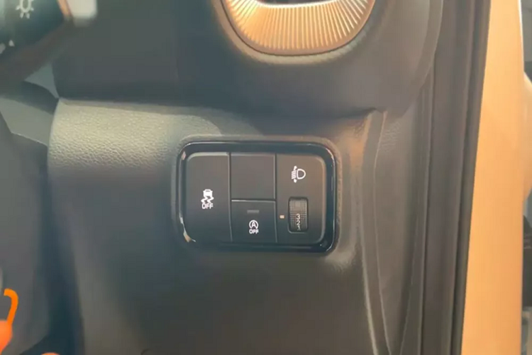 Trước mặt người lái là bảng đồng hồ với màn hình đa thông tin TFT LCD 4,2 inch, màn hình cảm ứng trung tâm 10,25 inch, hỗ trợ Apple CarPlay/Android Auto không dây, bản đồ dẫn đường, Bluetooth đàm thoại rảnh tay và hệ thống âm thanh 6 loa.