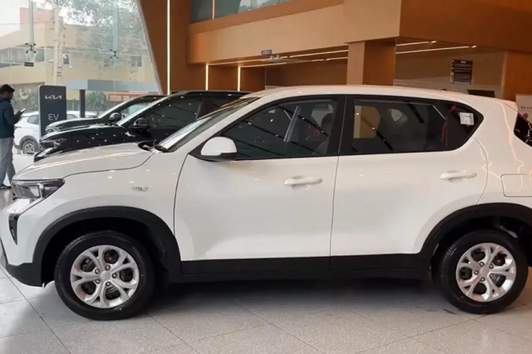 Xe chỉ có thêm 2 tính năng mới là hệ thống điều khiển hành trình Cruise Control và giới hạn tốc độ Manual Speed Limit Assist. "Trái tim" của Kia Sonet mới vẫn là động cơ xăng 4 xi-lanh, dung tích 1.5L, sản sinh công suất tối đa 113 mã lực và mô-men xoắn cực đại 144 Nm như cũ.