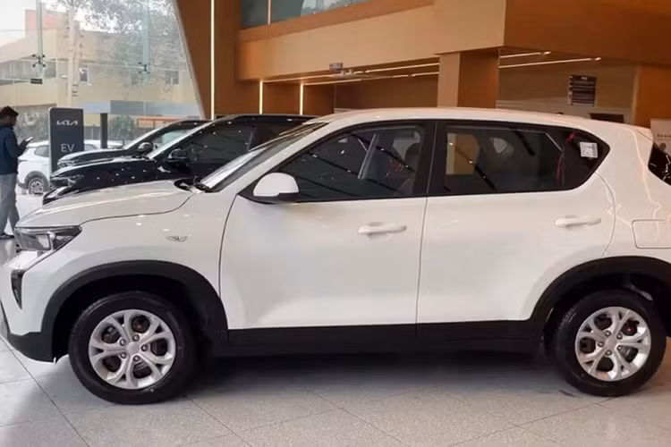 Xe chỉ có thêm 2 tính năng mới là hệ thống điều khiển hành trình Cruise Control và giới hạn tốc độ Manual Speed Limit Assist. "Trái tim" của Kia Sonet mới vẫn là động cơ xăng 4 xi-lanh, dung tích 1.5L, sản sinh công suất tối đa 113 mã lực và mô-men xoắn cực đại 144 Nm như cũ.