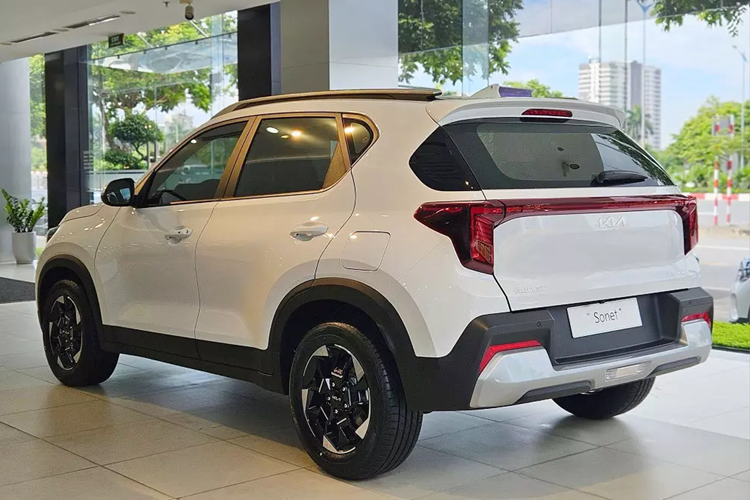 Những trang bị đáng chú ý khác của mẫu SUV hạng A này gồm có điều hòa tự động với các nút chỉnh mới dạng phím đàn piano, khởi động máy/hệ thống điều hòa từ xa, cửa sổ trời chỉnh điện/chống kẹp an toàn, cổng điện 12V, cổng USB Type C, khay để mắt kính, đèn chiếu sáng tách biệt cho khoang lái,...