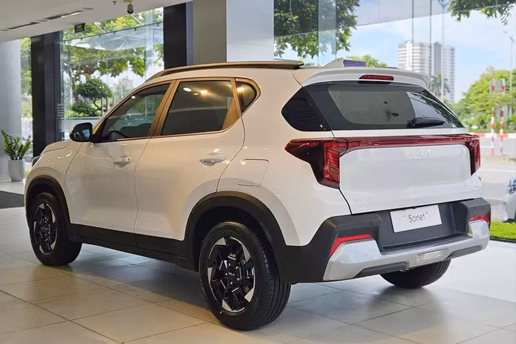 Những trang bị đáng chú ý khác của mẫu SUV hạng A này gồm có điều hòa tự động với các nút chỉnh mới dạng phím đàn piano, khởi động máy/hệ thống điều hòa từ xa, cửa sổ trời chỉnh điện/chống kẹp an toàn, cổng điện 12V, cổng USB Type C, khay để mắt kính, đèn chiếu sáng tách biệt cho khoang lái,...