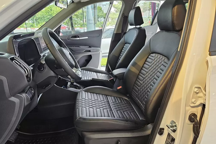 Tiếp đến là cụm đèn pha LED nằm dọc mới với 3 bóng tách biệt và đèn sương mù LED. Dải đèn LED định vị ban ngày của xe được lấy cảm hứng thiết kế từ các chòm sao, tương tự đèn hậu. Khu vực bên sườn của mẫu SUV hạng A này không thay đổi nhiều, trừ vành la-zăng.