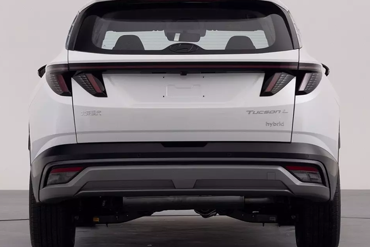 Về sức mạnh, Hyundai Tucson L 2024 tại Trung Quốc bản xăng 1.5T được trang bị động cơ 1.5T có công suất cực đại 147 kW; phiên bản hybrid xăng-điện 2.0L được trang bị hệ thống hybrid xăng-điện 2.0L với công suất động cơ tối đa là 110,5 kW và được trang bị pin lithium ternary.