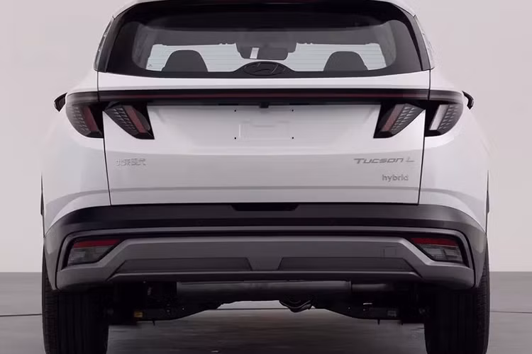 Về sức mạnh, Hyundai Tucson L 2024 tại Trung Quốc bản xăng 1.5T được trang bị động cơ 1.5T có công suất cực đại 147 kW; phiên bản hybrid xăng-điện 2.0L được trang bị hệ thống hybrid xăng-điện 2.0L với công suất động cơ tối đa là 110,5 kW và được trang bị pin lithium ternary.