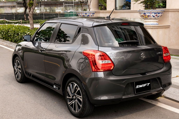 Cung cấp sức mạnh cho mẫu xe hatchback Suzuki Swift là động cơ 1.2L cho công suất 83 mã lực và mô-men xoắn 113 Nm, kết hợp số vô cấp CVT. Trên thị trường quốc tế, Suzuki Swift đã ra mắt thế hệ mới với nhiều thay đổi từ ngoại thất đến nội thất. Dự kiến trong thời gian tới, mẫu xe này cũng sẽ “cập bến” Việt Nam.