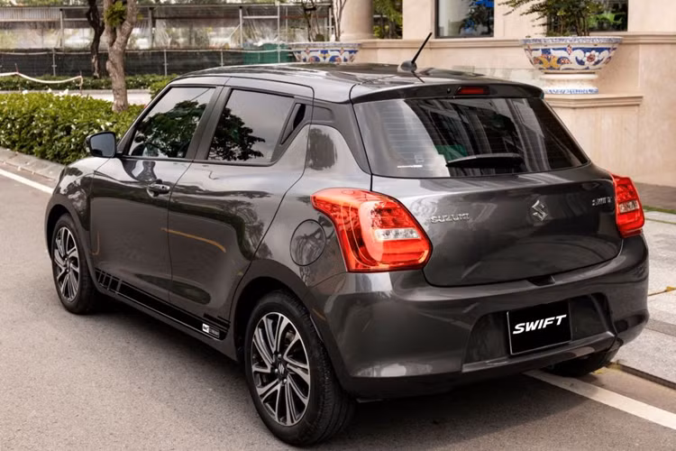 Cung cấp sức mạnh cho mẫu xe hatchback Suzuki Swift là động cơ 1.2L cho công suất 83 mã lực và mô-men xoắn 113 Nm, kết hợp số vô cấp CVT. Trên thị trường quốc tế, Suzuki Swift đã ra mắt thế hệ mới với nhiều thay đổi từ ngoại thất đến nội thất. Dự kiến trong thời gian tới, mẫu xe này cũng sẽ “cập bến” Việt Nam.