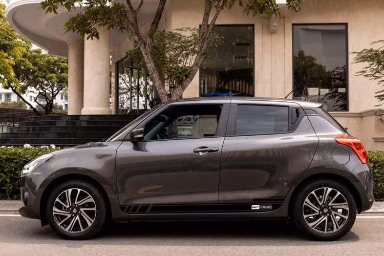 Đến năm 2021, xe lần đầu tiên được nâng cấp vòng đời. Suzuki Swift thuộc phân khúc hạng B nhưng lại có kích thước khá khiêm tốn, chỉ nhỉnh hơn xe hạng A một chút. Xe có chiều dài x rộng x cao lần lượt là 3.845 x 1.735 x 1.496 mm và chiều dài cơ sở của xe ở mức 2.450 mm.